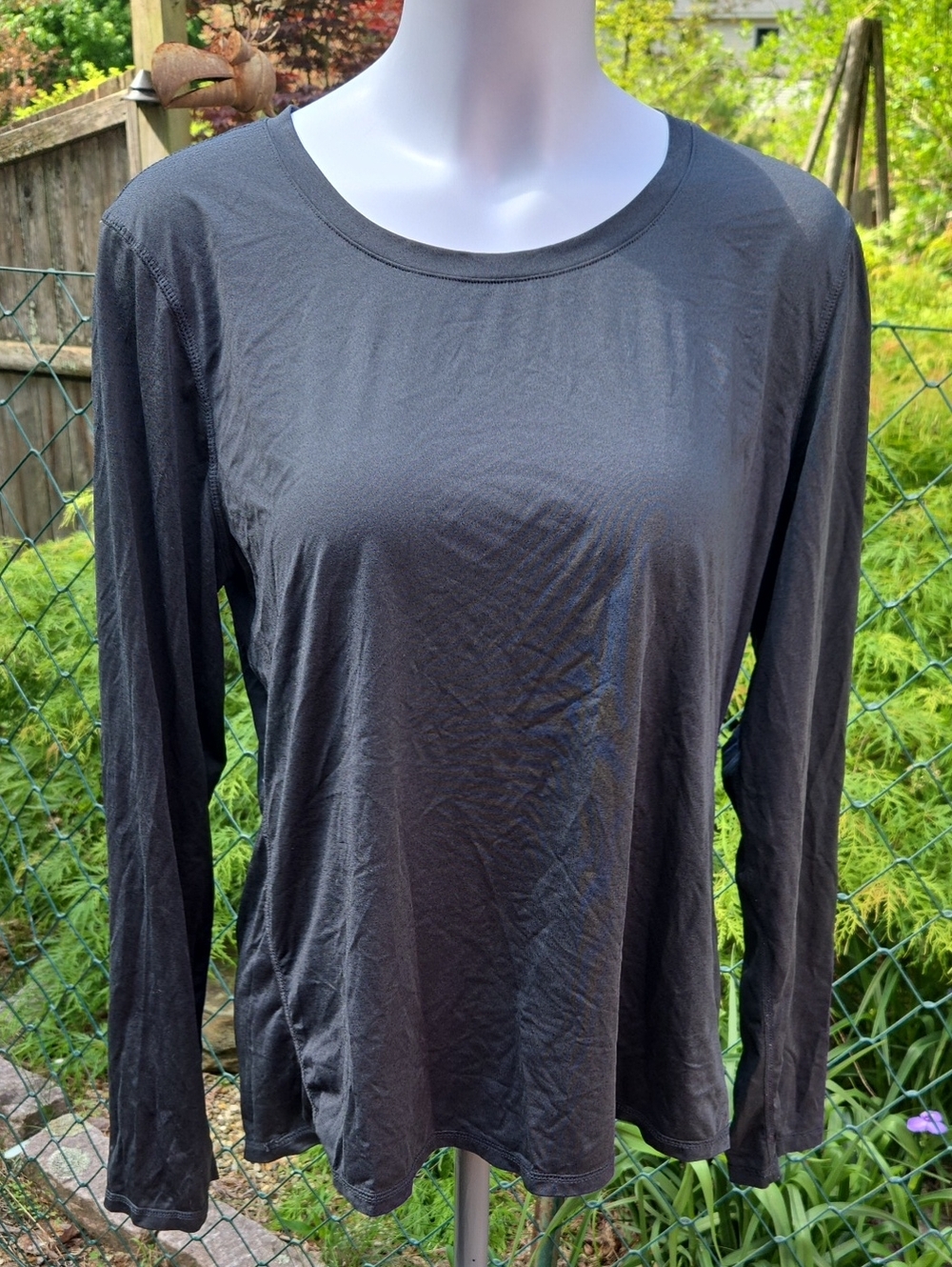 Classic Women's Long-Sleeve Crewneck Tee — Black Icyzone